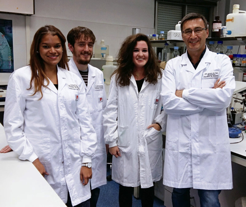 L'equip del grup de recerca de senyalització cel·lular de la UAB, liderat pel Dr. José Miguel Lizcano (dreta) Foto: UAB.