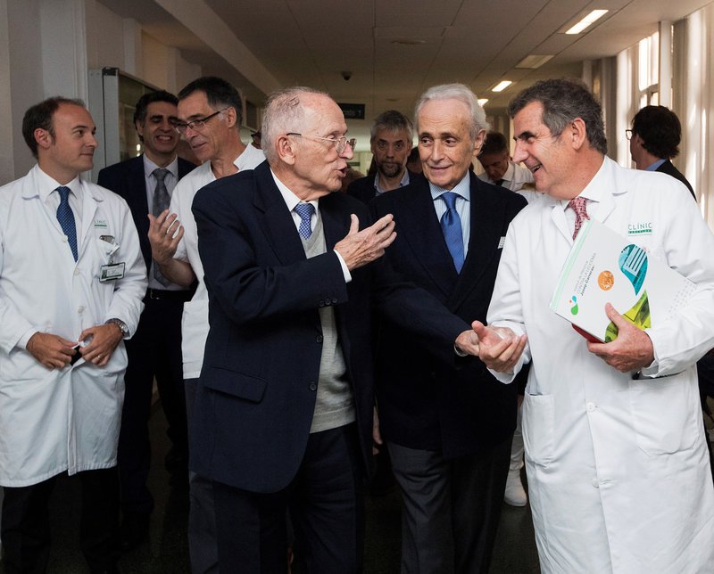 GRAF2814. BARCELONA (ESPAÑA), 09/10/2018.- El Hospital Clínic inaugura hoy la nueva Área de Investigación Clínica Josep Carreras, en la que la fundación del tenor (c) ha invertido un millón de euros y que permitirá al centro médico duplicar el número de ensayos para probar nuevos tratamientos en hematología y oncología. En la imagen acompañado del director general del Hospital Clínic, Josep Maria Campistol (d) y del profesor Ciril Rozman, vicepresidente de honor y patrón cofundador del Institut Josep Carreras contra la Leucemia (i) EFE/Marta Pérez 4651#Agencia EFE