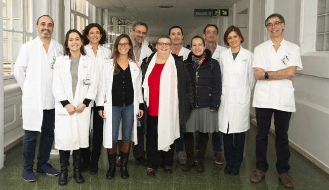 L’equip mèdic interdisciplinari que ha aplicat la tècnica, amb algunes de les pacients H.C.