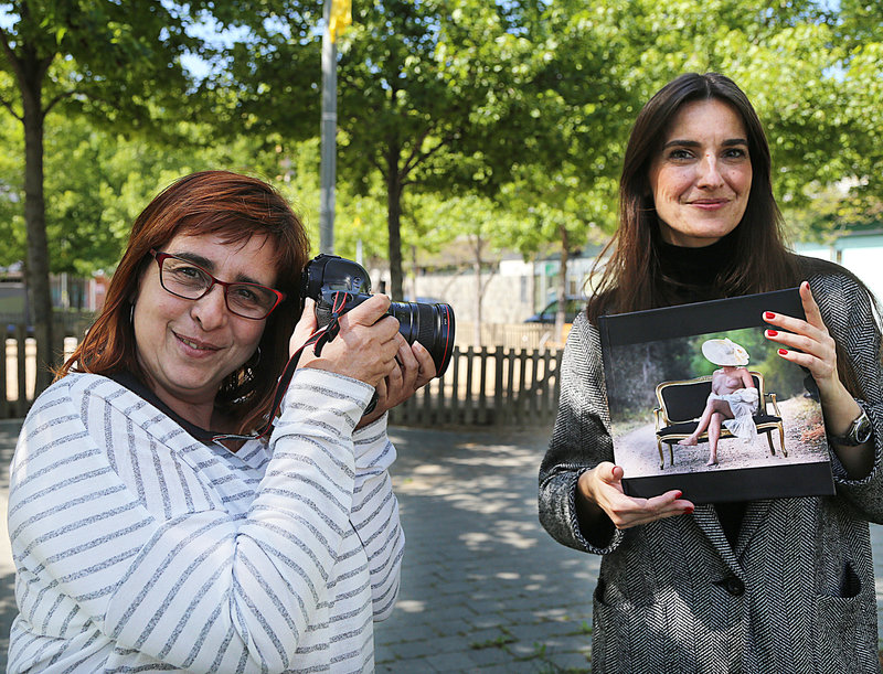 Gemma Izal i Bàrbara Jorquera fotografiades dilluns a la plaça Miquel de Palol de Girona MANEL LLADÓ.