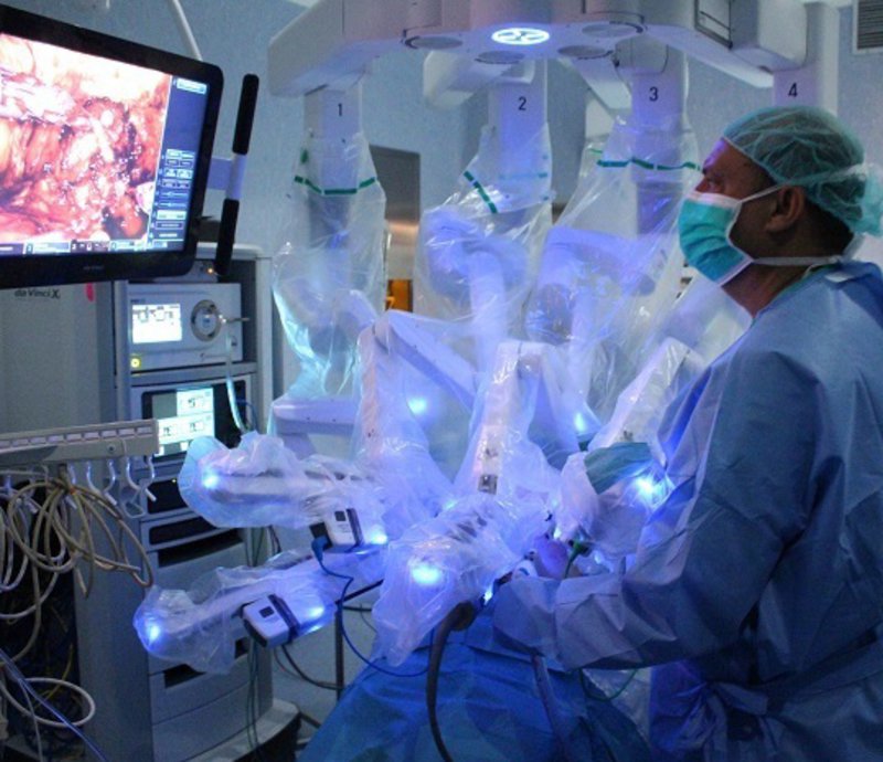 Intervenció amb el robot Da Vinci al Trueta. La foto és de l'ICS Girona.