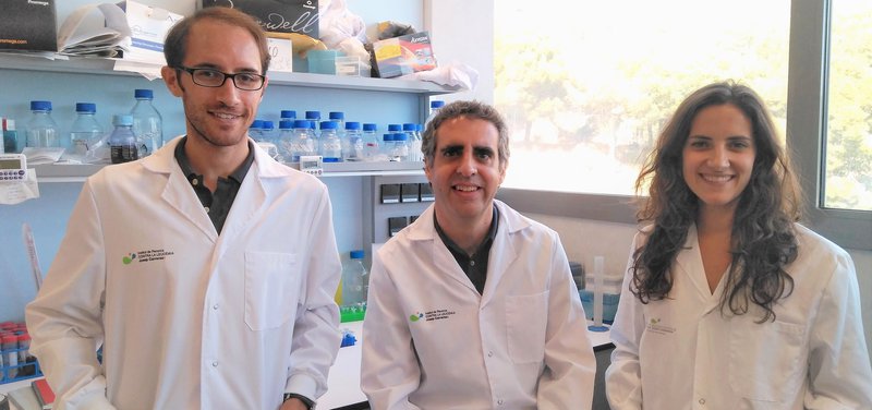 El doctor Manel Esteller, al mig, amb Maxime Janin i Vanessa Ortiz-Barahona, de l’equip que ha fet possible la descoberta CEDIDA.