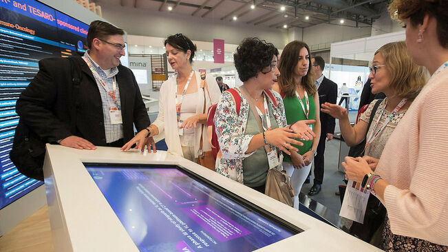 Participants en el congrés anual de la Societat Europea d’Oncologia Mèdica (ESMO), que es fa a l’Hospitalet de Llobregat fins a l’1 d’octubre. / MARTA PÉREZ / EFE