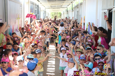 Els escolars del Montserrat Vayreda participant a la campanya de la Fundació Roses Contra el Càncer