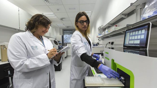La doctora Vivancos comprova l’estat de la màquina, capaç de detectar mutacions tumorals en una gota de sang. / MANOLO GARCÍA