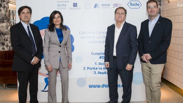 Mariano Provencio (GECP), Annarita Gabriele (directora metge de Roche Farma Espanya), Javier de Castro (Icapem) i Santiago Ponce (SEOM), a la presentació de la campanya 'Dóna el teu do'. (DM)
