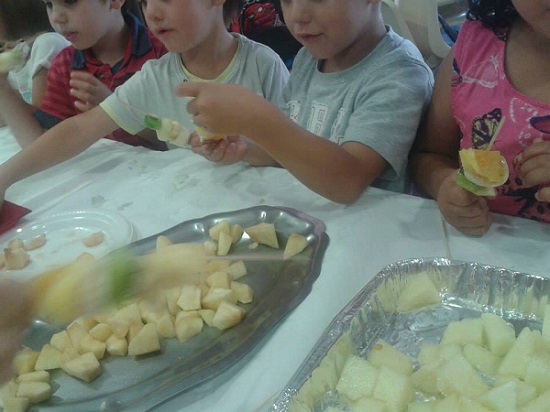 Imatge d'uns nens en els tallers de menús saludables