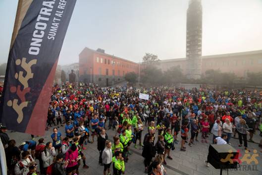 La plaça de Can Mario de Palafrugell moments abans de la sortida de l'Oncotrail 2018. Foto: Lluís Zamora