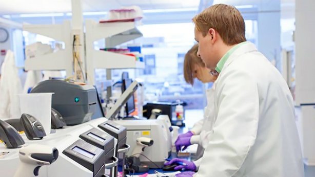 Els laboratoris de Foundation Medicine analitzen mostres tumorals rebudes de tot el món. (DM)