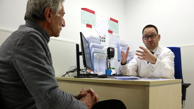 Un pacient a qui han extret un tumor del ronyó a la consulta de l'Hospital Clínic / ACN (Laura Fíguls)