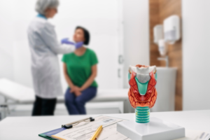 Doctora explorando paciente cáncer de cuello y cabeza