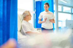 Voluntària jove en hospital
